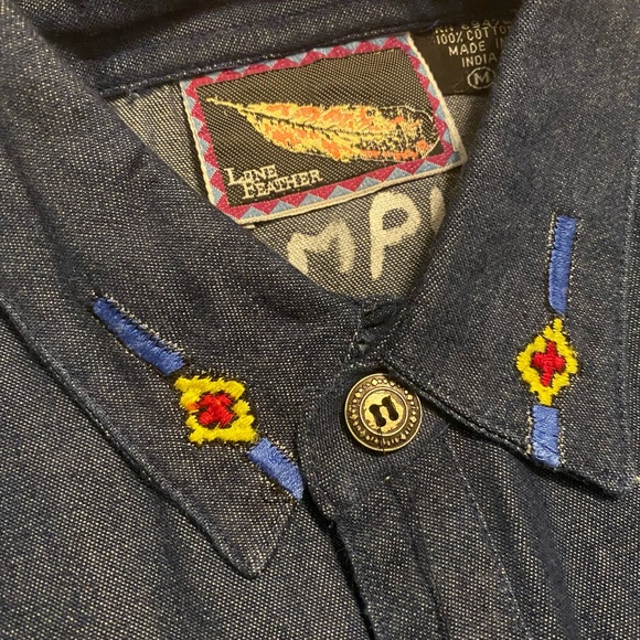 Women’s VTG Lone Feather button up - Picture 7 of 10